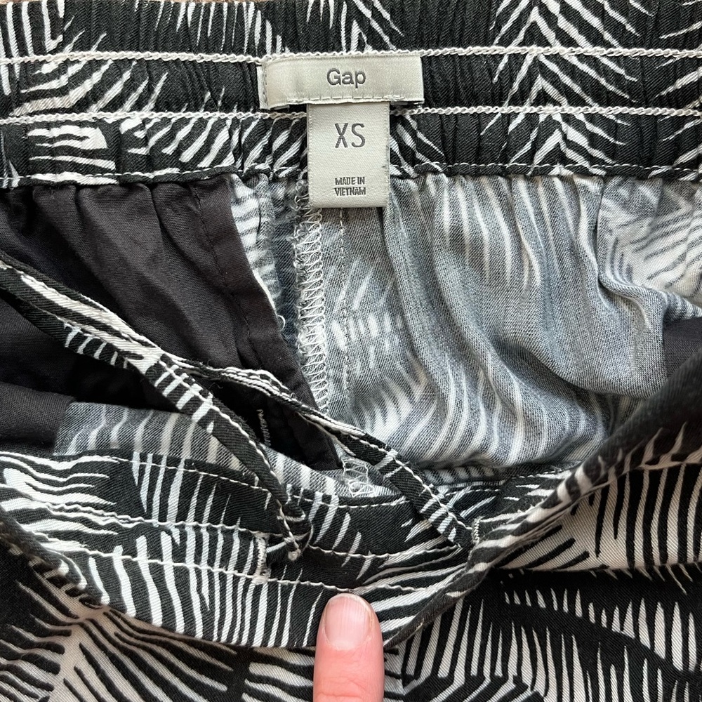 GAP Tropical Print Flowy Cropped Lightweight Pant Black White XS - Picture 2 of 5
